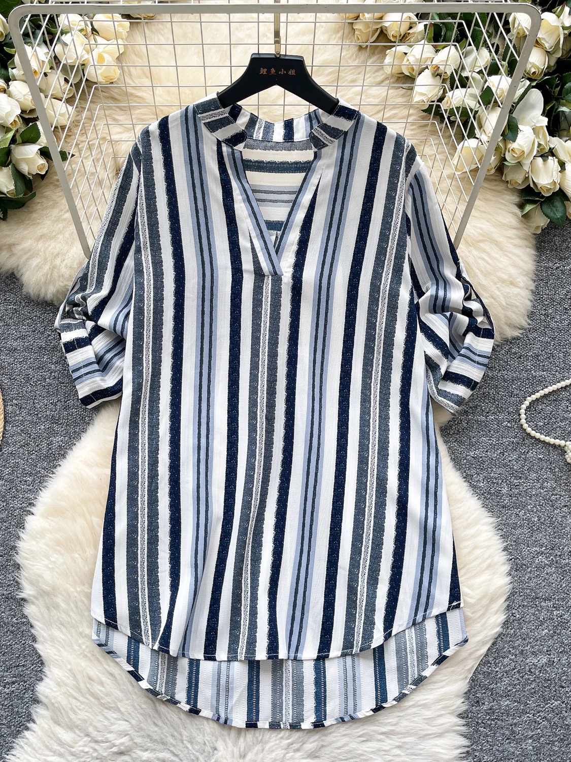 Summer Casual Striped Long irt Women's Loose V-Ne Design Comfortable Korean Sle Commute Wind Top Faionable Sister
Summer Casual Striped Long irt Women's Loose V-Ne Design Comfortable Korean Sle Commute Wind Top Faionable Sister