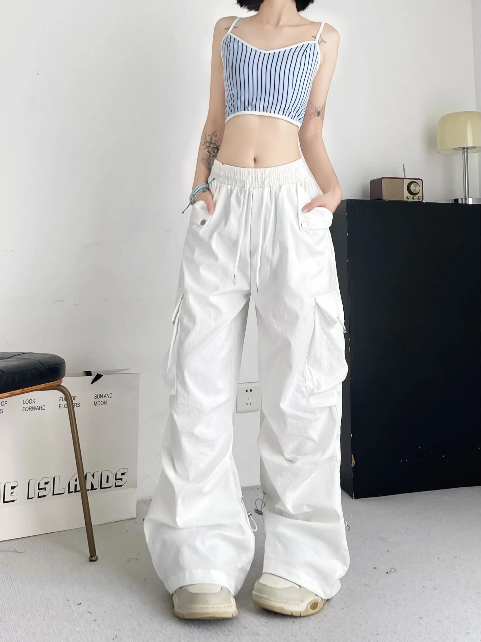 2025 Women American Style Big Pocket Cargo Pants Spring Summer Women Casual Loose Solid Colour High Waist Wide-legged Trousers
2025 Women American Style Big Pocket Cargo Pants Spring Summer Women Casual Loose Solid Colour High Waist Wide-legged Trousers