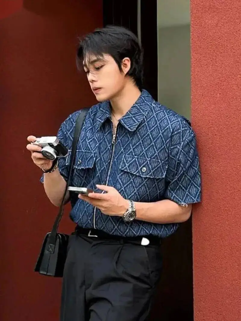 Diamond Pattern Blue Men's Short Sleeve Denim Shirt Korean Style Lapel Zipper Blouse 2026 New Thick Top Fashion 9XS8ZI
Diamond Pattern Blue Men's Short Sleeve Denim Shirt Korean Style Lapel Zipper Blouse 2026 New Thick Top Fashion 9XS8ZI