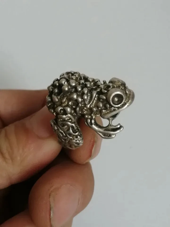 Collection Old Chinese Tibet Silver Carving vivid Frog Statue Ring Decoration
Collection Old Chinese Tibet Silver Carving vivid Frog Statue Ring Decoration