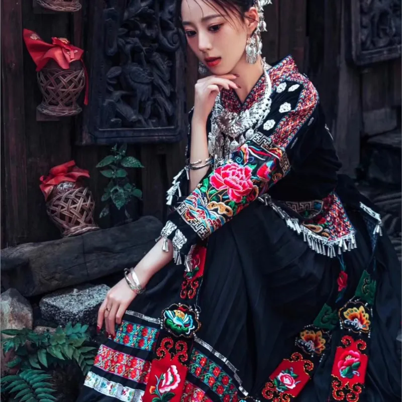 A complete set of black embroidered long-sleeved top long skirt and flower ribbons for new ethnic-style travel photography
A complete set of black embroidered long-sleeved top long skirt and flower ribbons for new ethnic-style travel photography