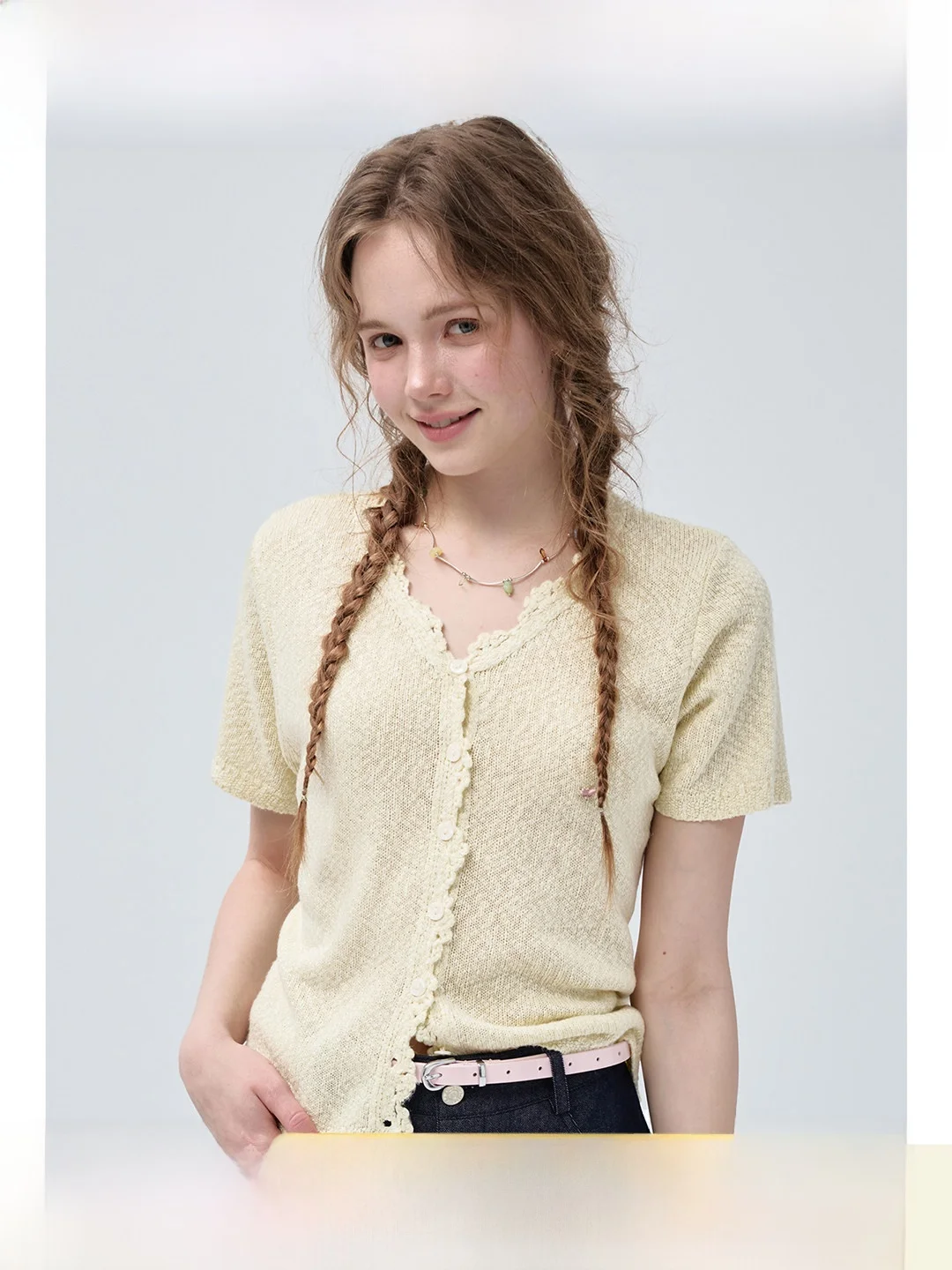Skin-friendly Knitted Short Sleeve V-neck T-shirt Summer New Style plus Size Women's Top Lace Design Breathable Casual Wear
Skin-friendly Knitted Short Sleeve V-neck T-shirt Summer New Style plus Size Women's Top Lace Design Breathable Casual Wear