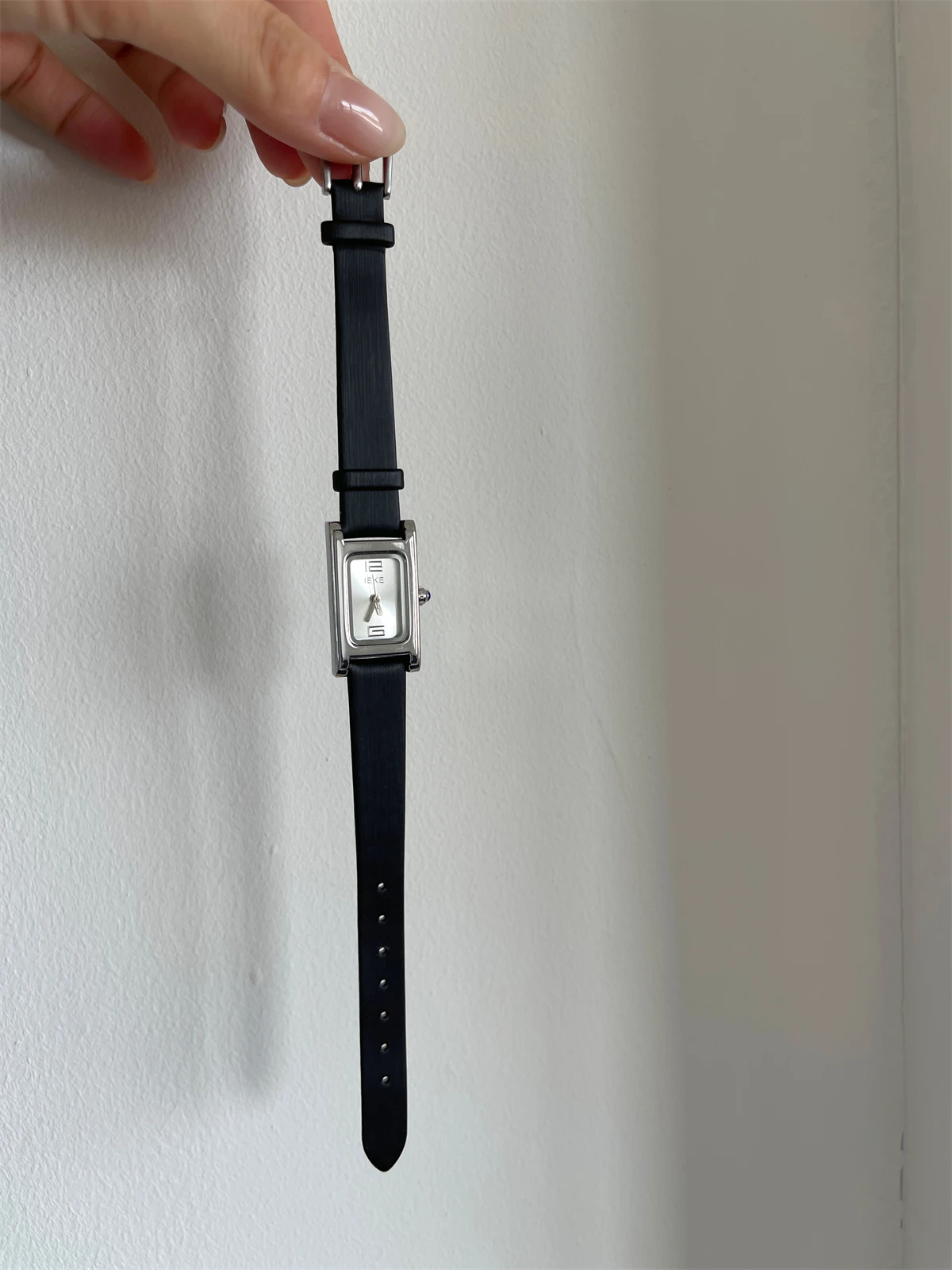 Simple SquareWomen'S Watch With Retro Leather StrapHighEnd And Luxurious StyleSuitable For StudentsWomen'S GiftsAnd Accessories.
Simple SquareWomen'S Watch With Retro Leather StrapHighEnd And Luxurious StyleSuitable For StudentsWomen'S GiftsAnd Accessories.