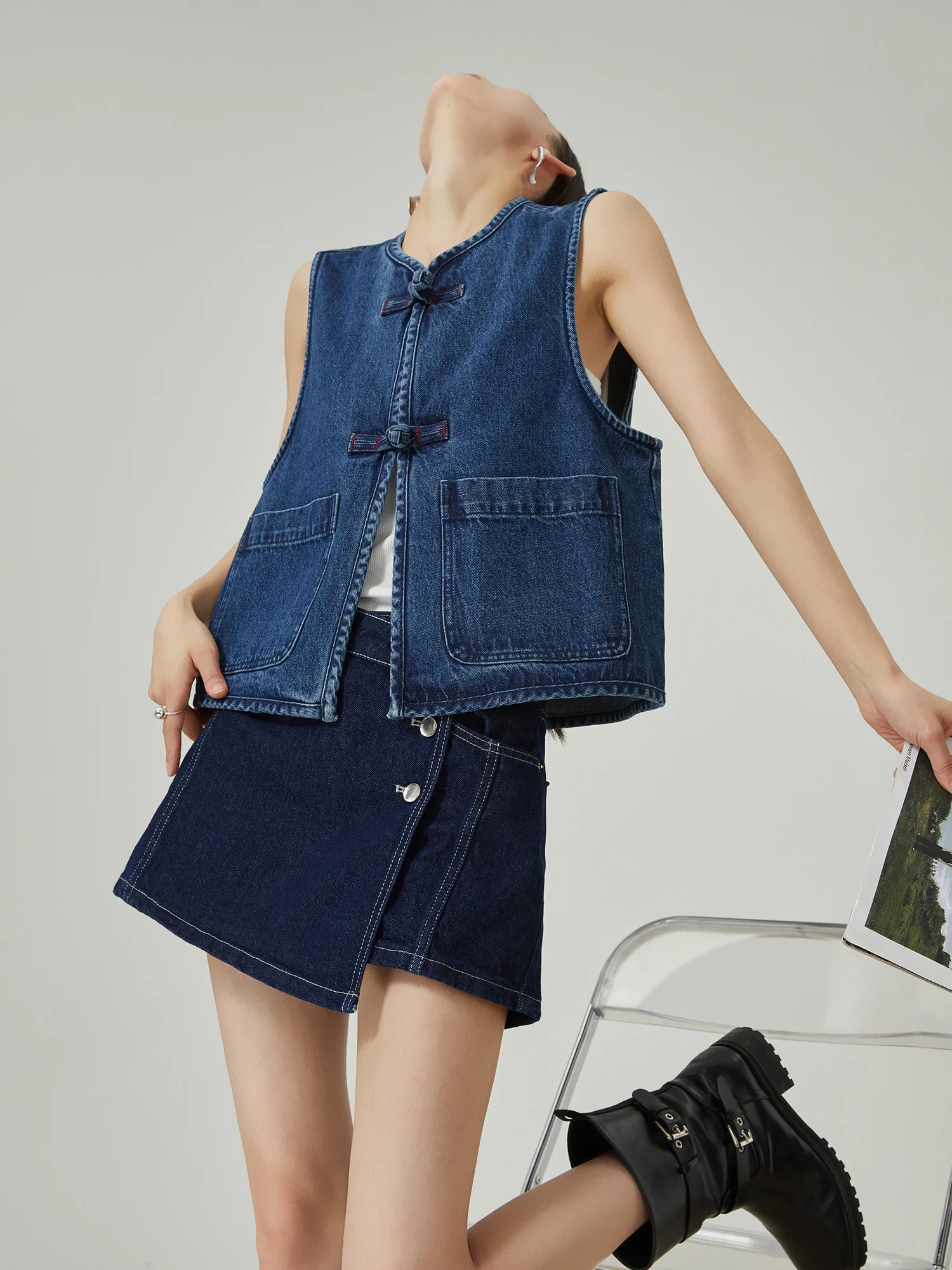 Casual New Chinese Design Denim Vest Women's Sleeveless Outerwear Summer 2026 Button up Top City Commute Loose Fit
Casual New Chinese Design Denim Vest Women's Sleeveless Outerwear Summer 2026 Button up Top City Commute Loose Fit