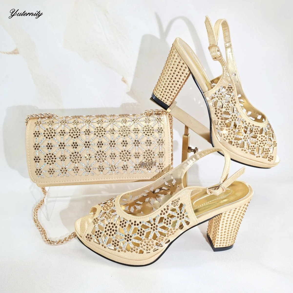 Элегантный комплект из туфель и сумки для женщин в нигерийском стиле, новейший итальянский дизайн, туфли-лодочки с камнями и сумка в тон, комплект для вечеринки
Элегантный комплект из туфель и сумки для женщин в нигерийском стиле, новейший итальянский дизайн, туфли-лодочки с камнями и сумка в тон, комплект для вечеринки