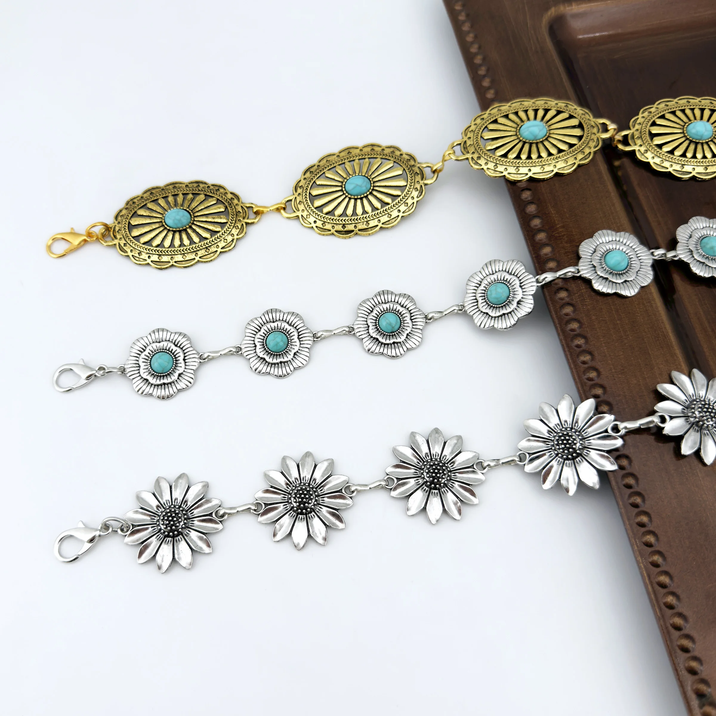 Европейский и американский модный женский повседневный металлический ремень с эллипсовым цветочным узором и платьем, высококачественный аксессуар
Европейский и американский модный женский повседневный металлический ремень с эллипсовым цветочным узором и платьем, высококачественный аксессуар