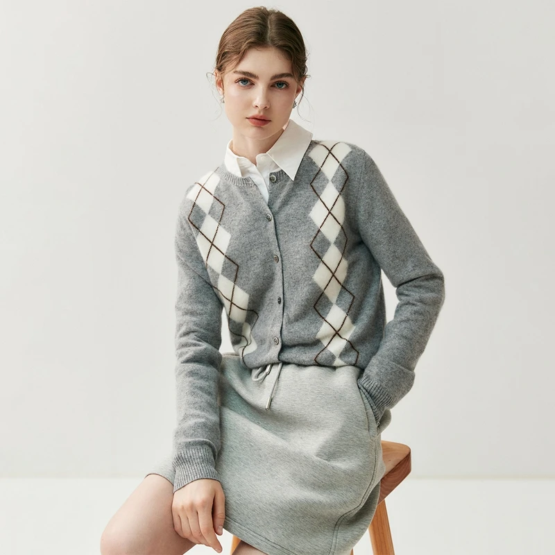 Высококачественный женский кардиган из 100% кашемира с круглым вырезом и ромбовидным узором, свитер, осень-зима, эластичная трикотажная ткань, теплое дыхание
Высококачественный женский кардиган из 100% кашемира с круглым вырезом и ромбовидным узором, свитер, осень-зима, эластичная трикотажная ткань, теплое дыхание