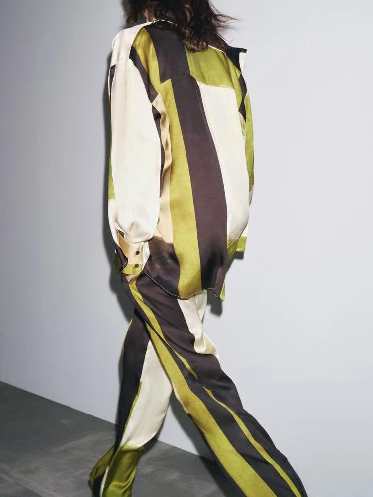 Новое осеннее поступление, женский комплект из шелкового атласа с принтом и брюк 906386, повседневная одежда с цветочным принтом для женщин
Новое осеннее поступление, женский комплект из шелкового атласа с принтом и брюк 906386, повседневная одежда с цветочным принтом для женщин