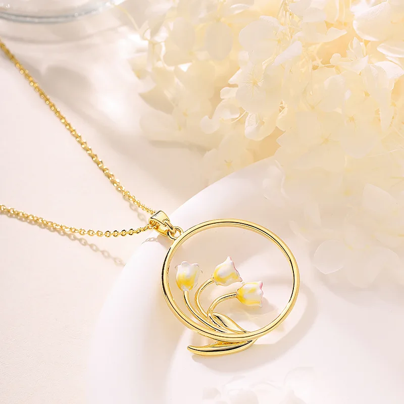 Stylish and elegant enamel dripping orchid of the valley flower pendant necklace, versatile, simple and sexy clavicle chain
Stylish and elegant enamel dripping orchid of the valley flower pendant necklace, versatile, simple and sexy clavicle chain