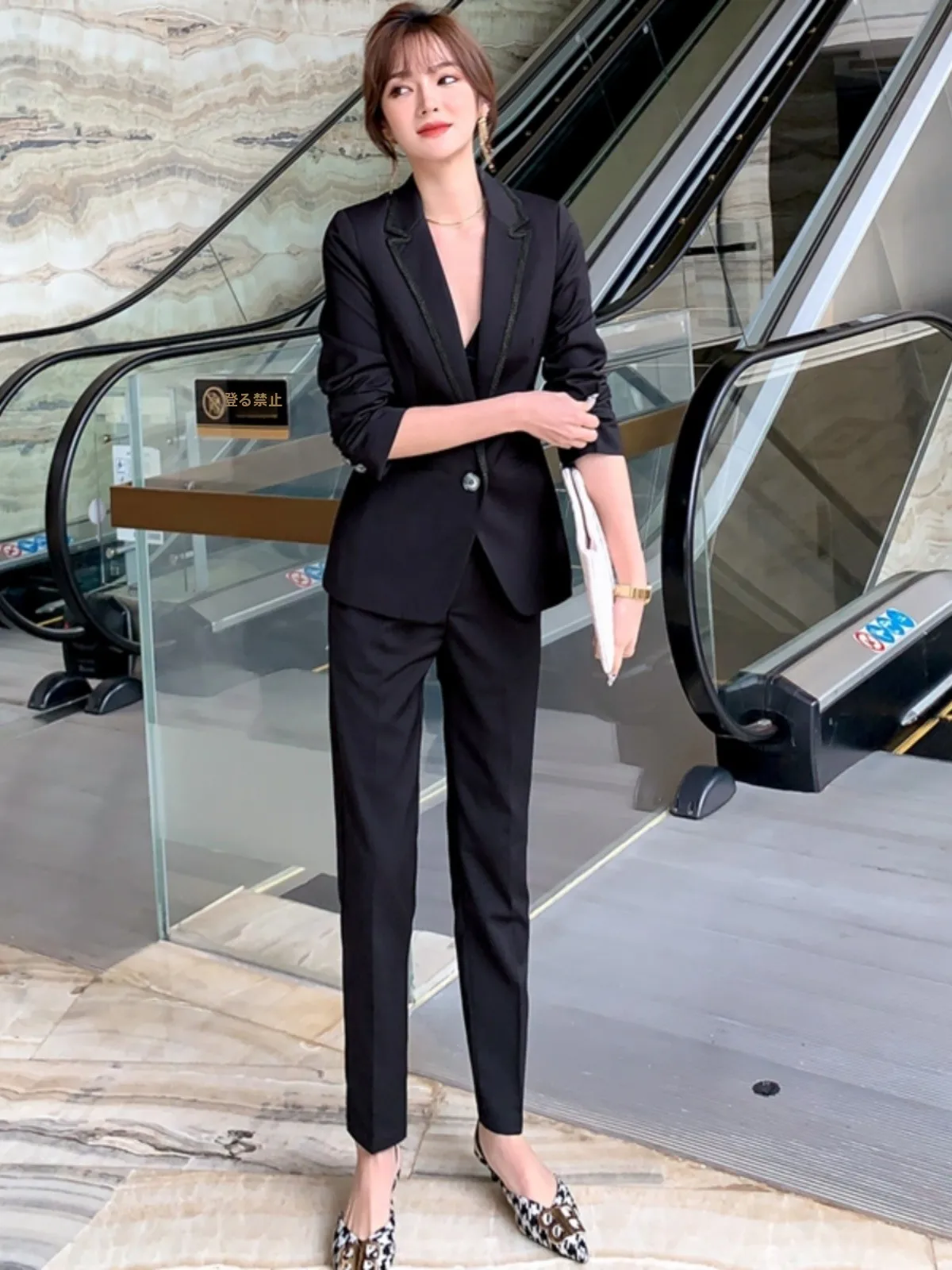 Slim Fit Black Suit Set for Women Office Workwear Commute Style Long Sleeve One Button Closure Pure Color Polyester Fabric
Slim Fit Black Suit Set for Women Office Workwear Commute Style Long Sleeve One Button Closure Pure Color Polyester Fabric
