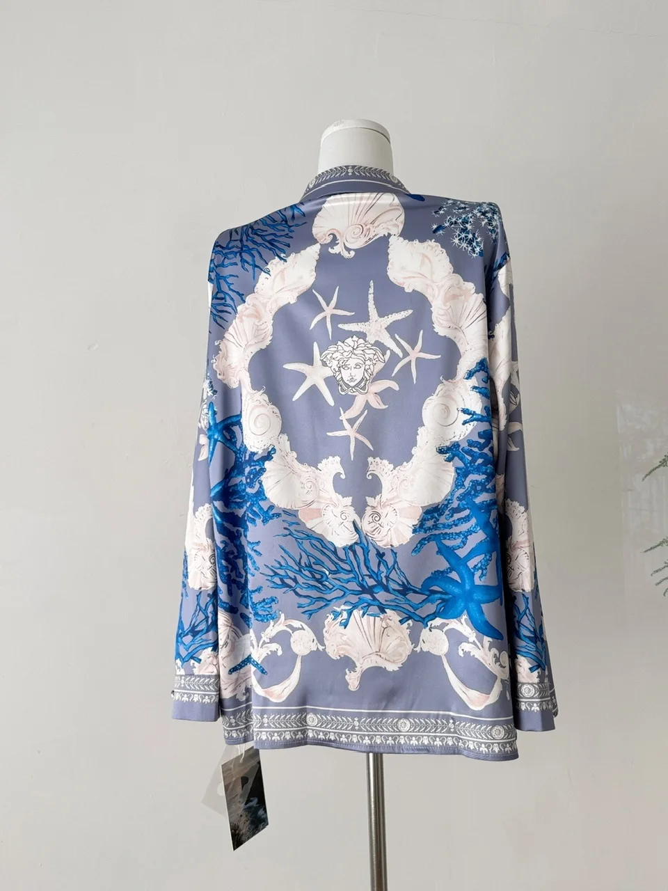 Retro Court Baroque Star Coral Print Women's Long Sve irt Ice Silk Satin Cool Feeling Sun Protection Loose Fit Korean Sle 
Retro Court Baroque Star Coral Print Women's Long Sve irt Ice Silk Satin Cool Feeling Sun Protection Loose Fit Korean Sle