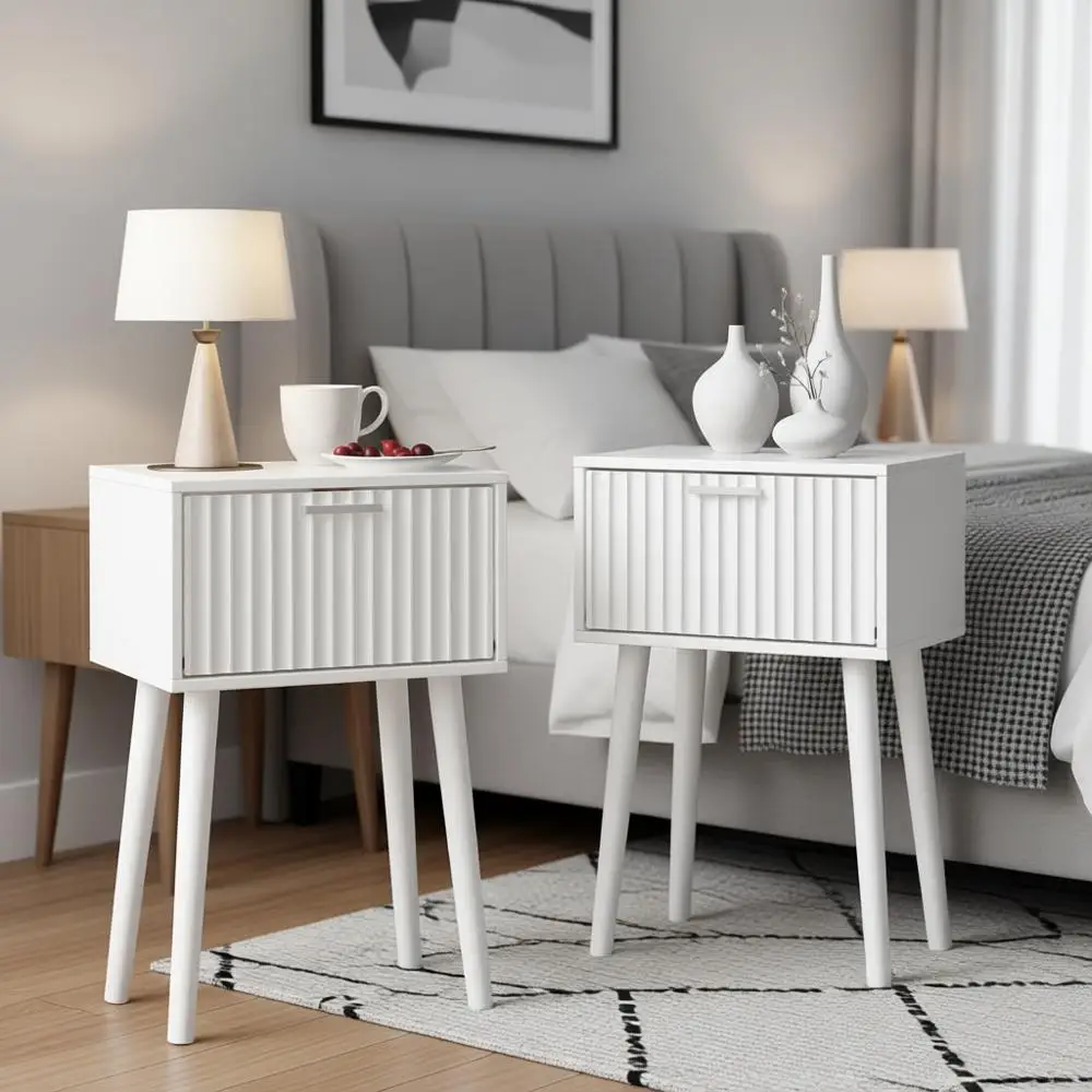 Пара небольших белых прикроватных тумбочек, с откидной дверцей, из массива дерева, в современном стиле, для небольших помещений
Пара небольших белых прикроватных тумбочек, с откидной дверцей, из массива дерева, в современном стиле, для небольших помещений