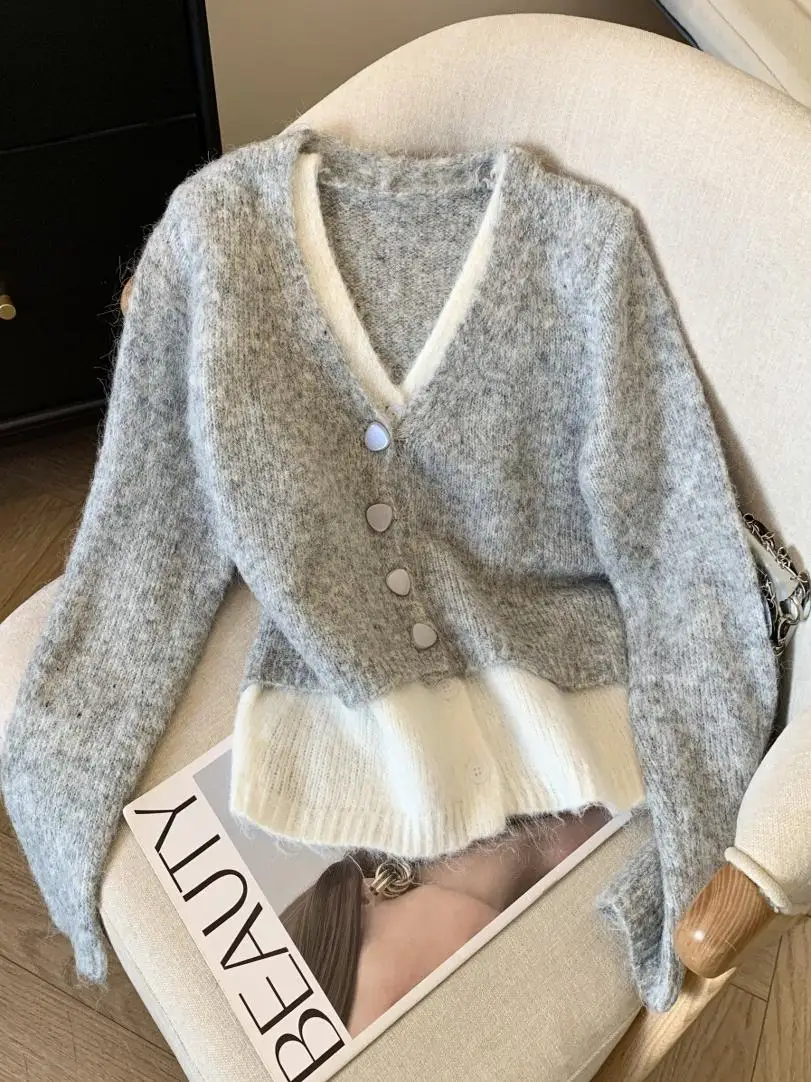Grey Splicing White Fake Two Piece Sweater Cardigan Women's Spring Autumn 2025 New Korean Edition Loose Lazy Style Knitted Top
Grey Splicing White Fake Two Piece Sweater Cardigan Women's Spring Autumn 2025 New Korean Edition Loose Lazy Style Knitted Top