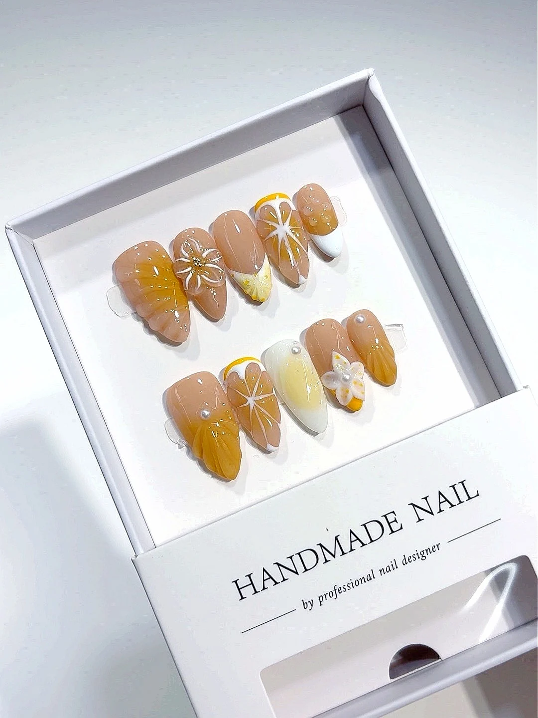 Летний апельсиновый фруктовый пресс на ногтях — цветочные и жемчужные украшения (D538)
Летний апельсиновый фруктовый пресс на ногтях — цветочные и жемчужные украшения (D538)