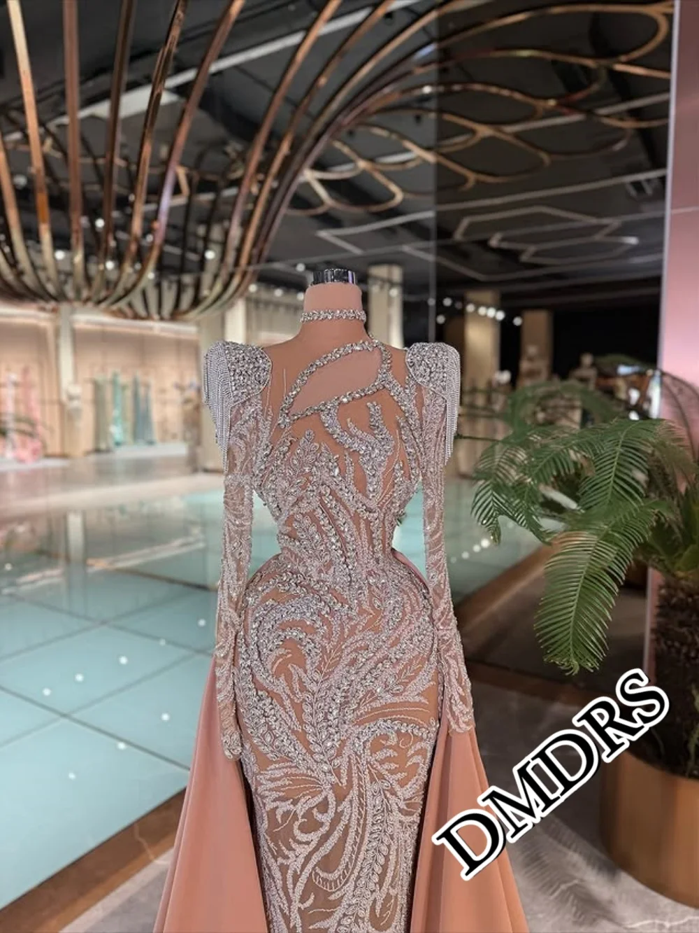 Изящное вечернее платье с кристаллами. Элегантное вечернее платье трапециевидной формы с длинными рукавами и кристаллами для ужина. Платье для свадебного гостя на красной дорожке.
Изящное вечернее платье с кристаллами. Элегантное вечернее платье трапециевидной формы с длинными рукавами и кристаллами для ужина. Платье для свадебного гостя на красной дорожке.