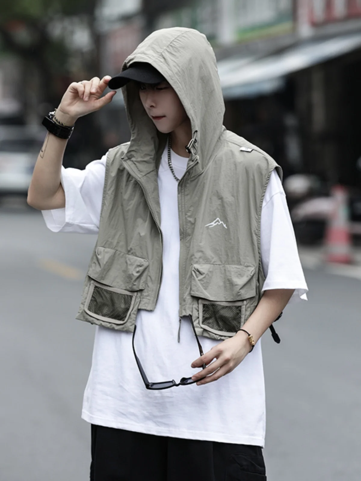 Рабочая одежда K.Y.: Ретро тактический функциональный жилет с капюшоном, короткими рукавами, молнией и множеством карманов. Молодежный летний повседневный свободный жилет.
Рабочая одежда K.Y.: Ретро тактический функциональный жилет с капюшоном, короткими рукавами, молнией и множеством карманов. Молодежный летний повседневный свободный жилет.