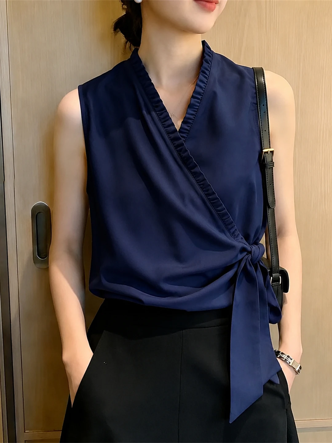 Korean Style Summer Sleeveless Vest Pure Color Tie Waist Design Wood Grain Slimming Simple Straight Cut Size plus Top
Korean Style Summer Sleeveless Vest Pure Color Tie Waist Design Wood Grain Slimming Simple Straight Cut Size plus Top