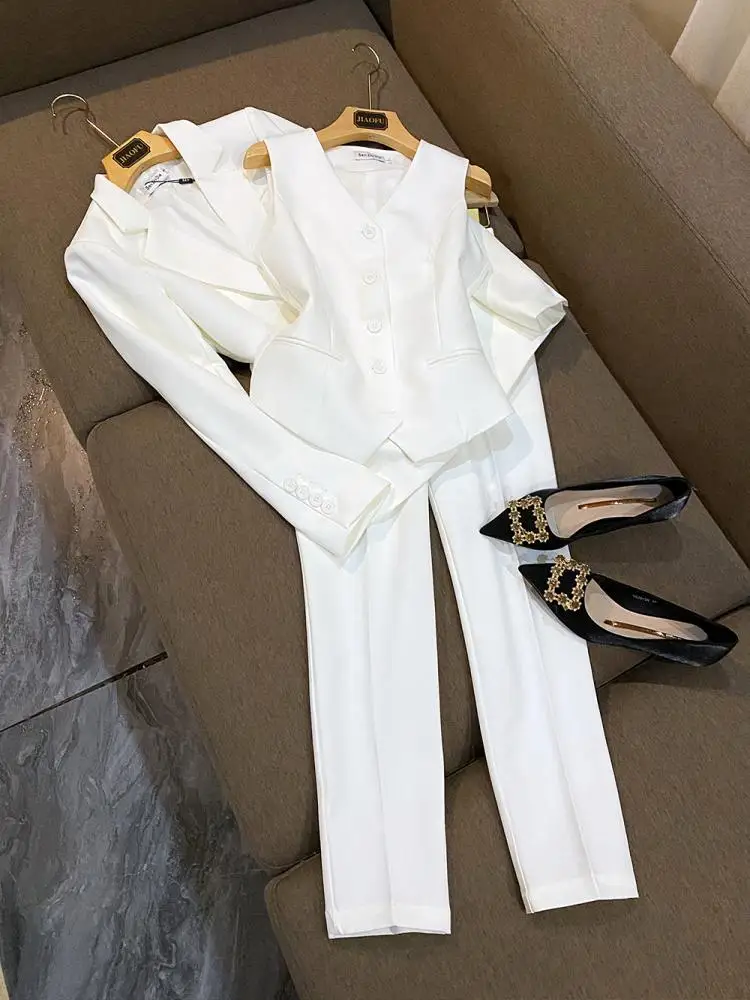 Новый зимний белый профессиональный костюм: жакет, жилет, облегающие брюки, комплект из трех предметов в британском стиле, женская модная рабочая одежда
Новый зимний белый профессиональный костюм: жакет, жилет, облегающие брюки, комплект из трех предметов в британском стиле, женская модная рабочая одежда