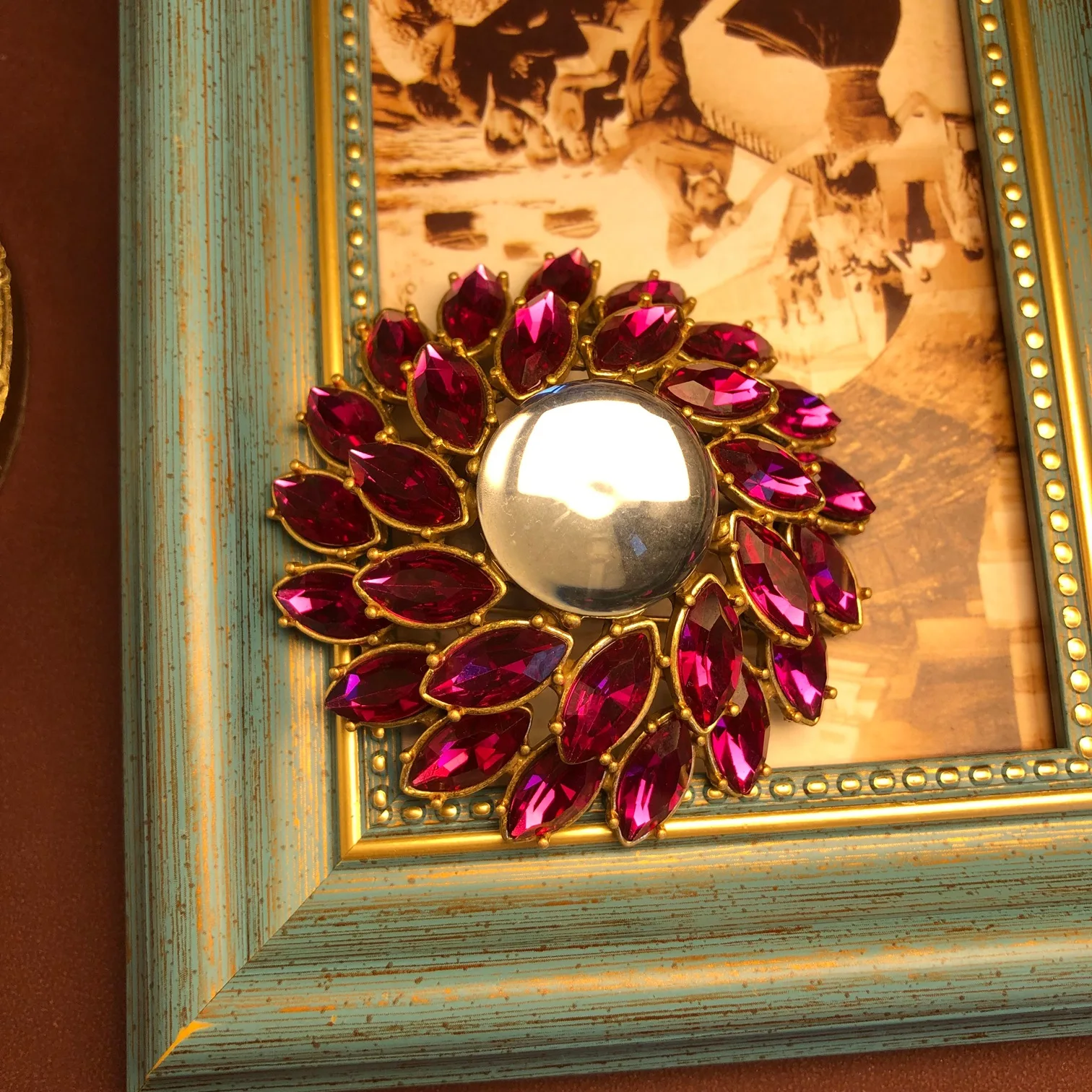 Средневековая винтажная брошь с розово-красными стразами, ретро-брошь с ажурной резьбой, аксессуары для украшения одежды.
Средневековая винтажная брошь с розово-красными стразами, ретро-брошь с ажурной резьбой, аксессуары для украшения одежды.