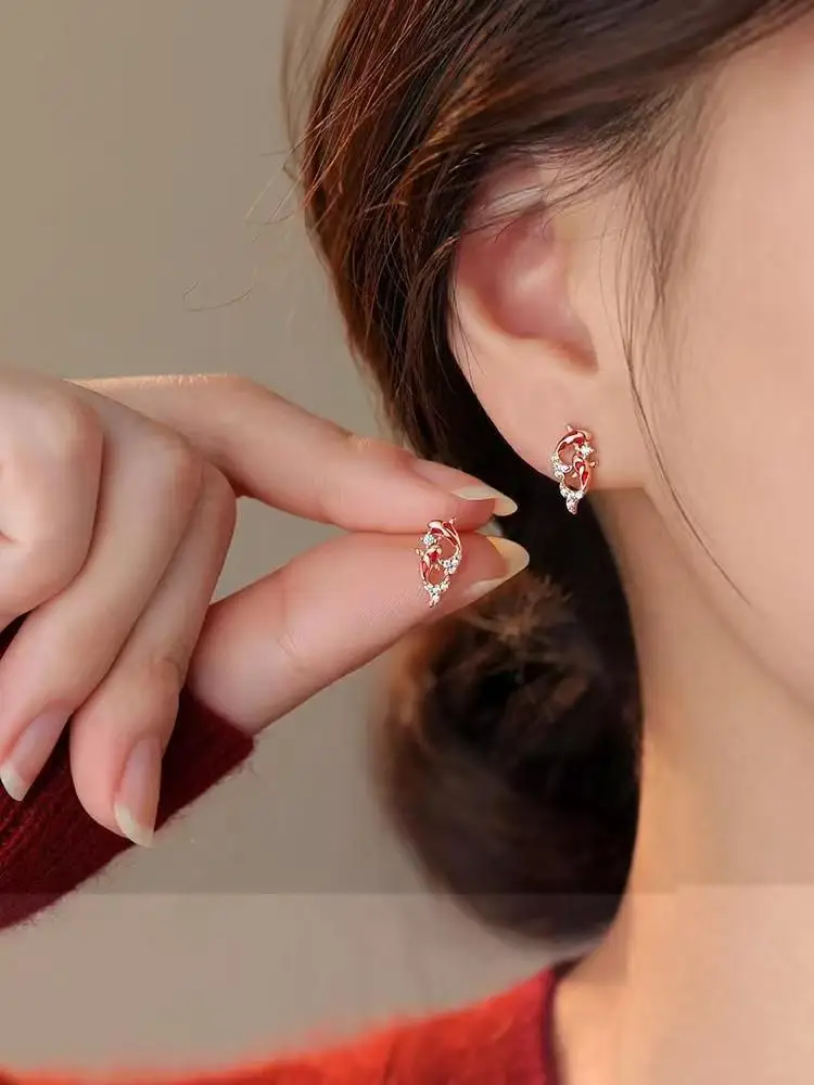 Новые серьги из чистого серебра 925 пробы с изображением красной карпов-коеи на удачу в 2026 году — отличный выбор для женщин, которые хотят носить их после прокола ушей.
Новые серьги из чистого серебра 925 пробы с изображением красной карпов-коеи на удачу в 2026 году — отличный выбор для женщин, которые хотят носить их после прокола ушей.