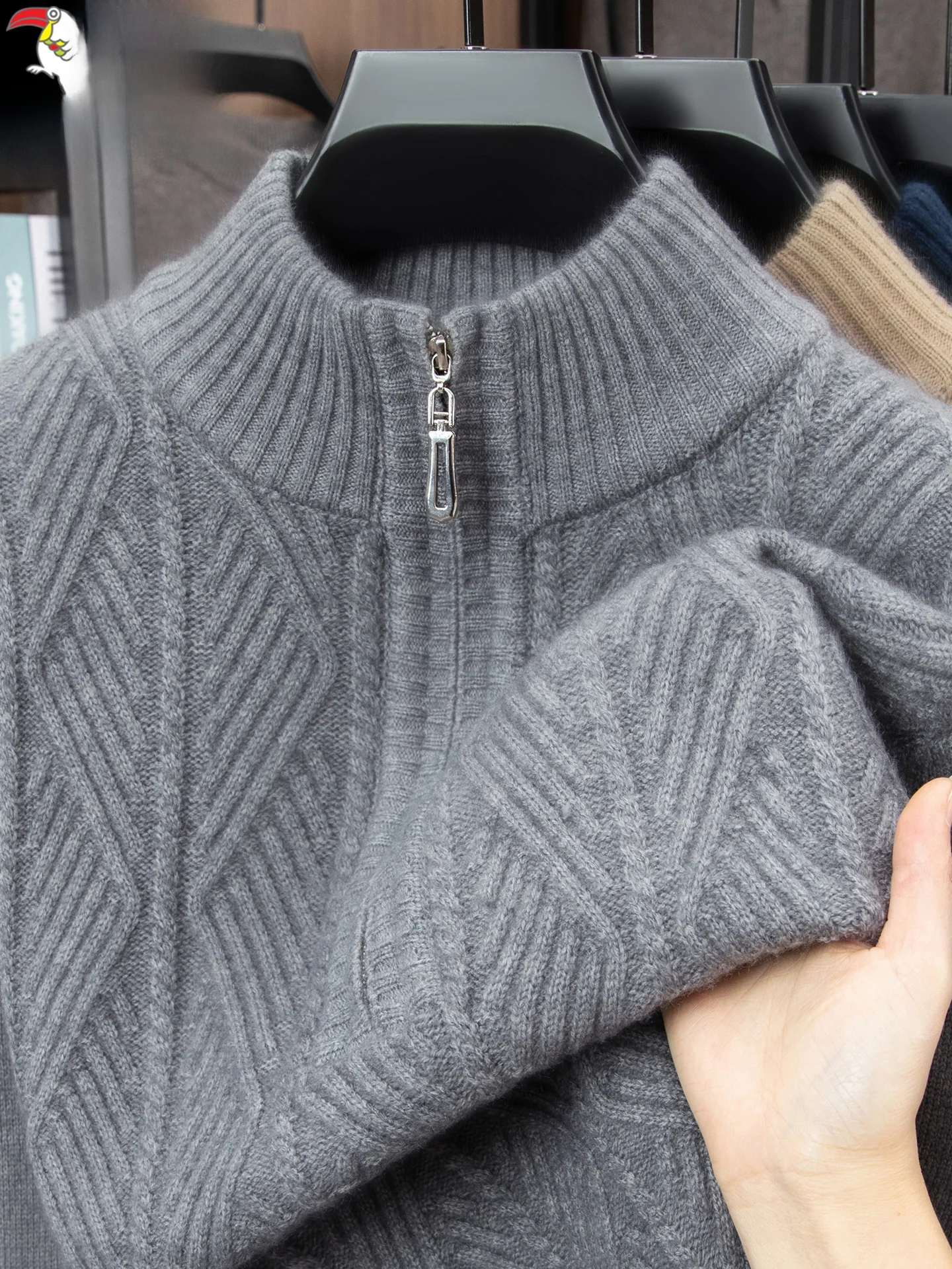 Утепленный зимний вязаный свитер на молнии для мужчин, теплый шерстяной модный повседневный свитер с длинным рукавом, стандартной длины TUCANO
Утепленный зимний вязаный свитер на молнии для мужчин, теплый шерстяной модный повседневный свитер с длинным рукавом, стандартной длины TUCANO