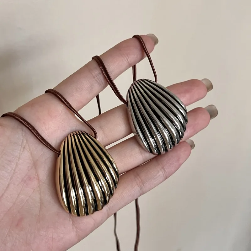 Retro Metal Shell Pendant Necklace Brown Leather Cord Sweater Chain Light Luxury Women Party Jewelry Gift
Retro Metal Shell Pendant Necklace Brown Leather Cord Sweater Chain Light Luxury Women Party Jewelry Gift