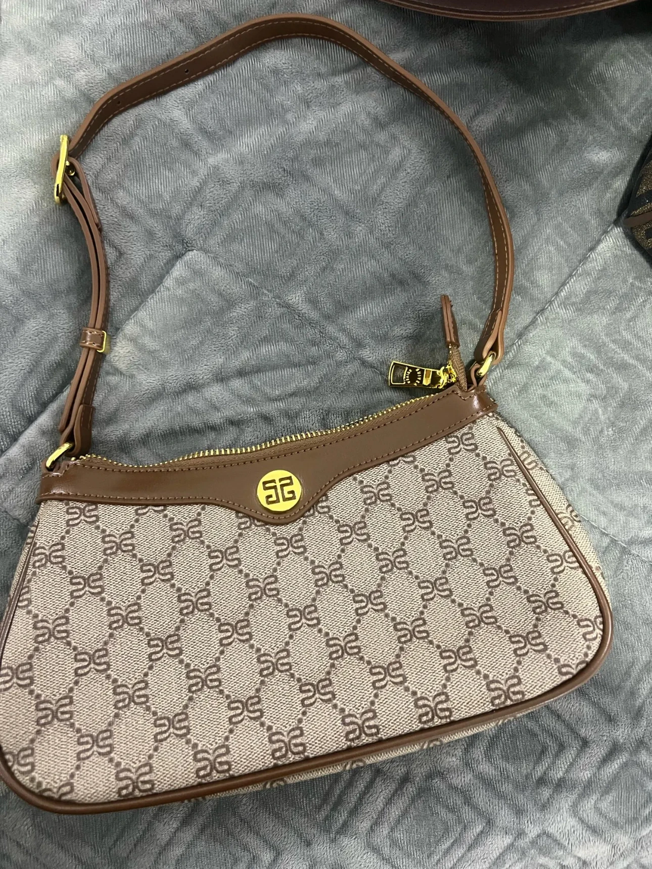 Retro armpit bag, high-end handbag, fashionable shoulder and crossbody Female bag
Retro armpit bag, high-end handbag, fashionable shoulder and crossbody Female bag