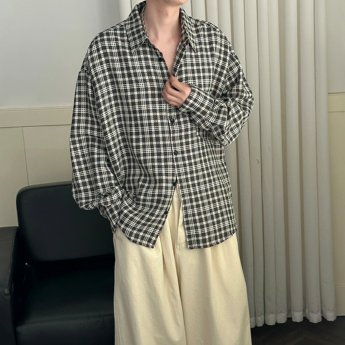 Men's Black & White Plaid Long-Sleeve Shirt – Loose Fit, Breathable & Versatile for Summer Layering or Casual Wear
Men's Black & White Plaid Long-Sleeve Shirt – Loose Fit, Breathable & Versatile for Summer Layering or Casual Wear
