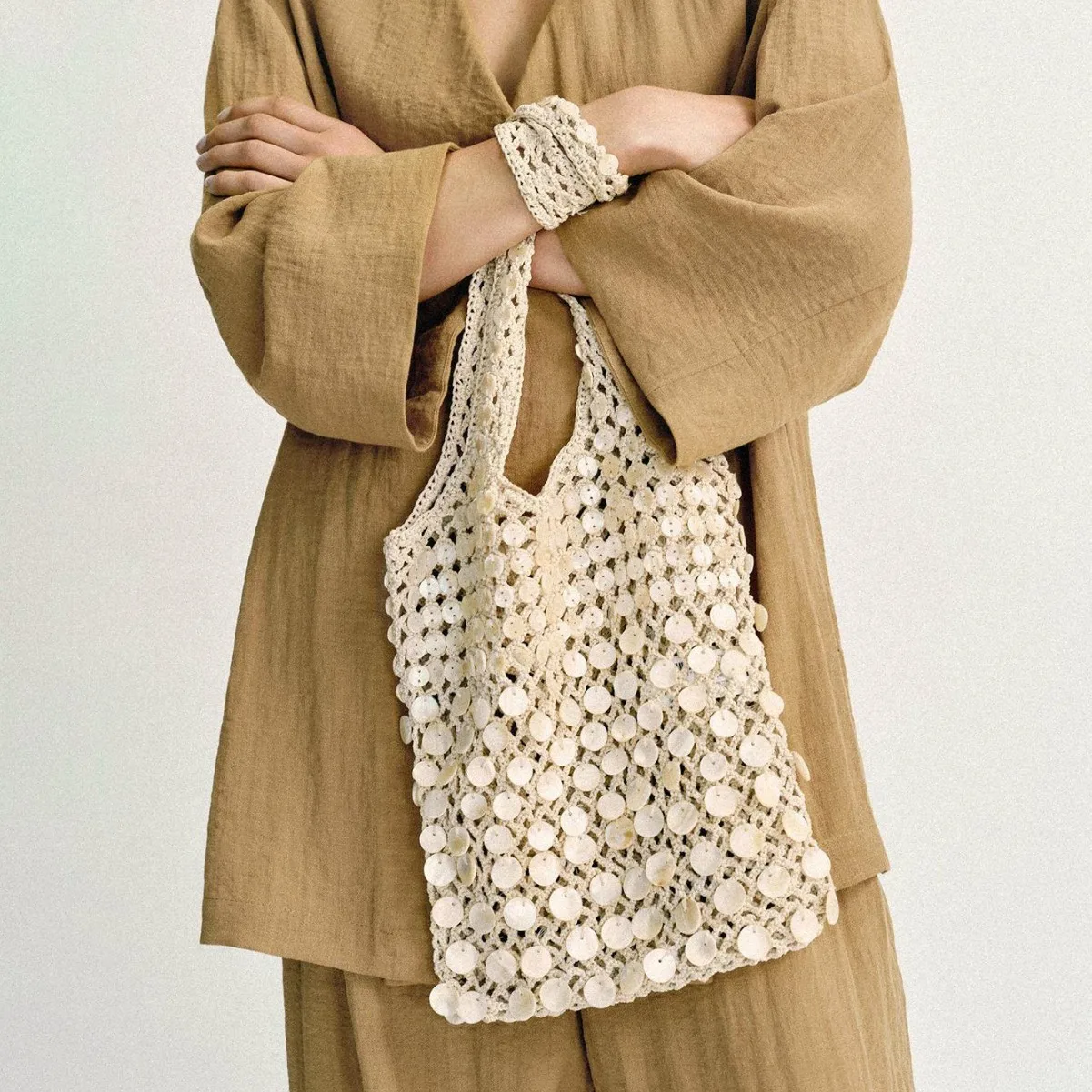 Hollow Shell Sequined Shoulder Bag Luxury Beaded Tote Soft Rope Knitting Beach Bags for Women Designer Mesh Handbags and Purses
Hollow Shell Sequined Shoulder Bag Luxury Beaded Tote Soft Rope Knitting Beach Bags for Women Designer Mesh Handbags and Purses