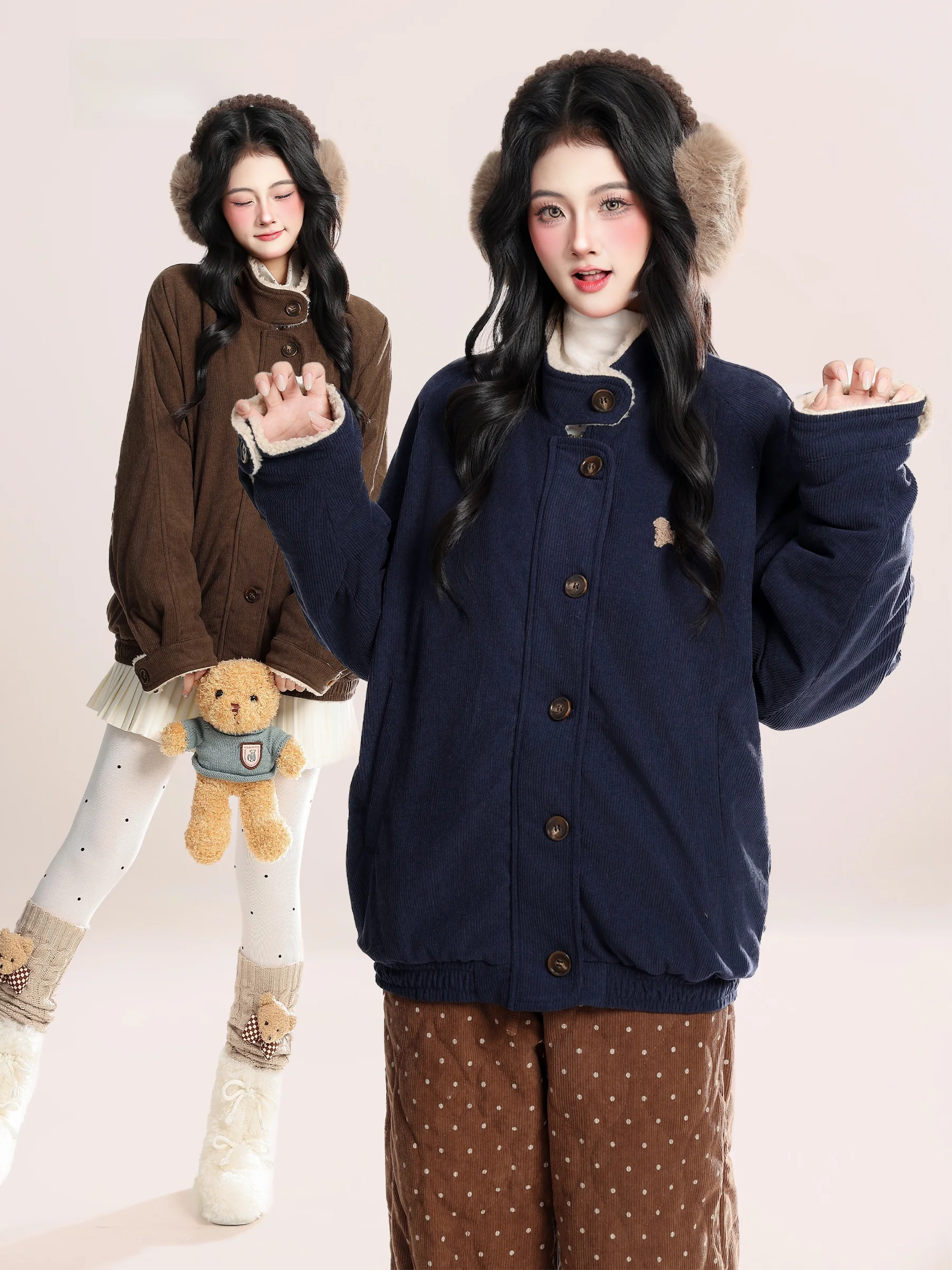 Женская зимняя теплая куртка HM из вельвета с вышивкой, воротником-стойкой и флисовой подкладкой
Женская зимняя теплая куртка HM из вельвета с вышивкой, воротником-стойкой и флисовой подкладкой