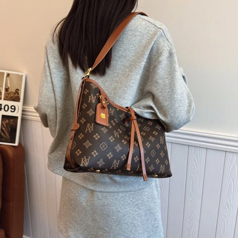 Elegant design women's crossbody bag, classic and fashionable shoulder bag, with adjustable and detachable shoulder straps
Elegant design women's crossbody bag, classic and fashionable shoulder bag, with adjustable and detachable shoulder straps