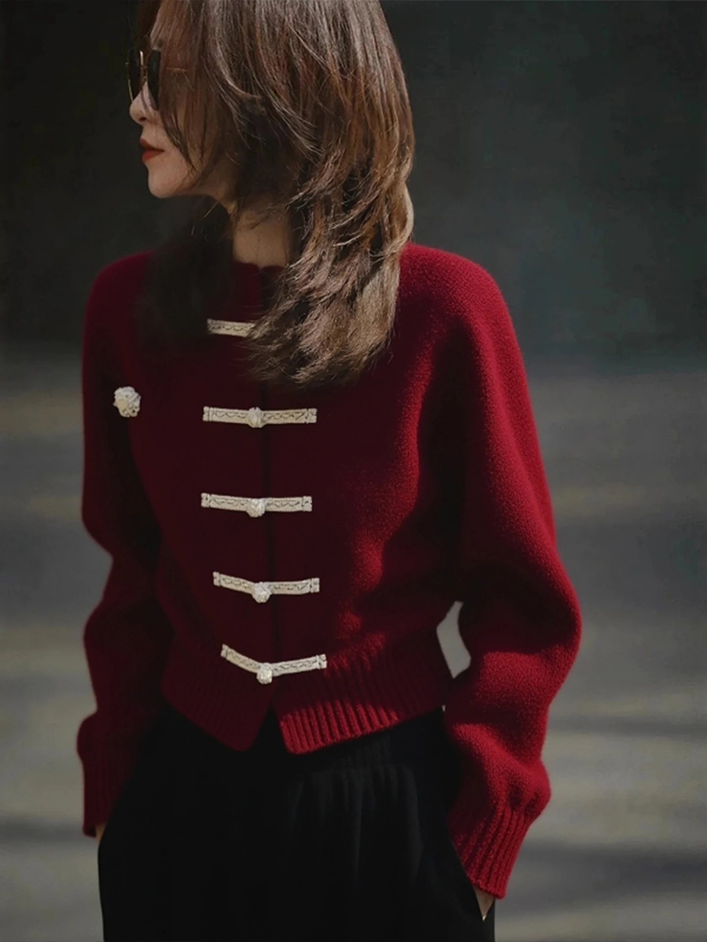 Red Knitted Camere Long Sve Top Faionable Versatile New Year White Color Dominant 2025 Winter Collection Commute Sle
Red Knitted Camere Long Sve Top Faionable Versatile New Year White Color Dominant 2025 Winter Collection Commute Sle