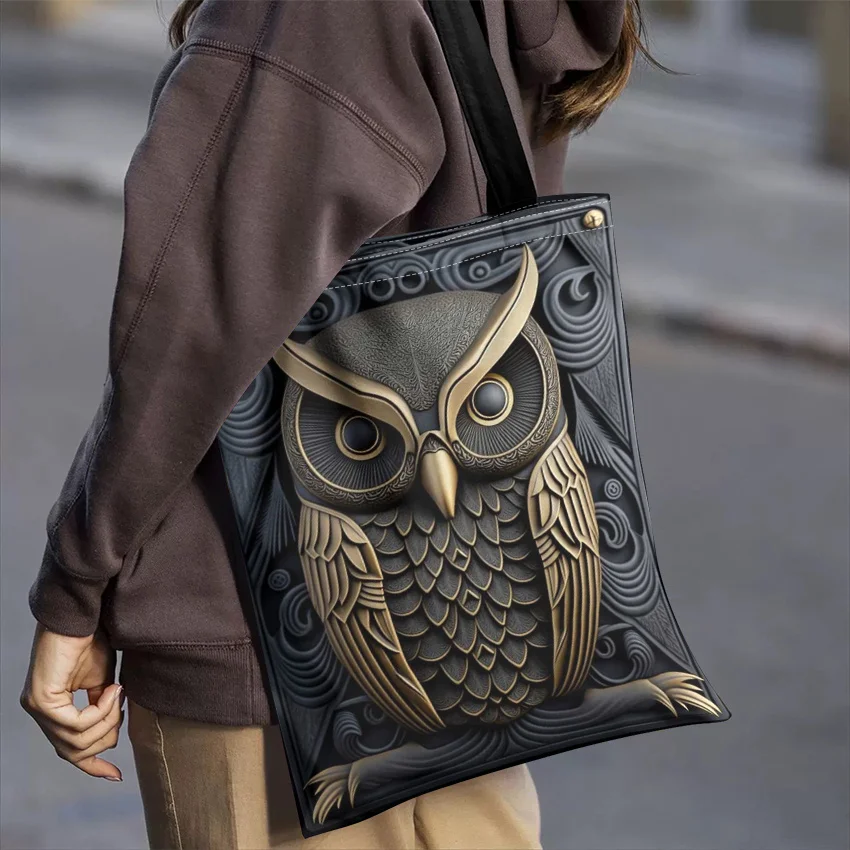 Сумка-тоут (1 шт.) с дизайном «Золотая резная сова», легкая, складная, на плечо/в руку, для повседневного использования и в качестве подарка на праздники
Сумка-тоут (1 шт.) с дизайном «Золотая резная сова», легкая, складная, на плечо/в руку, для повседневного использования и в качестве подарка на праздники