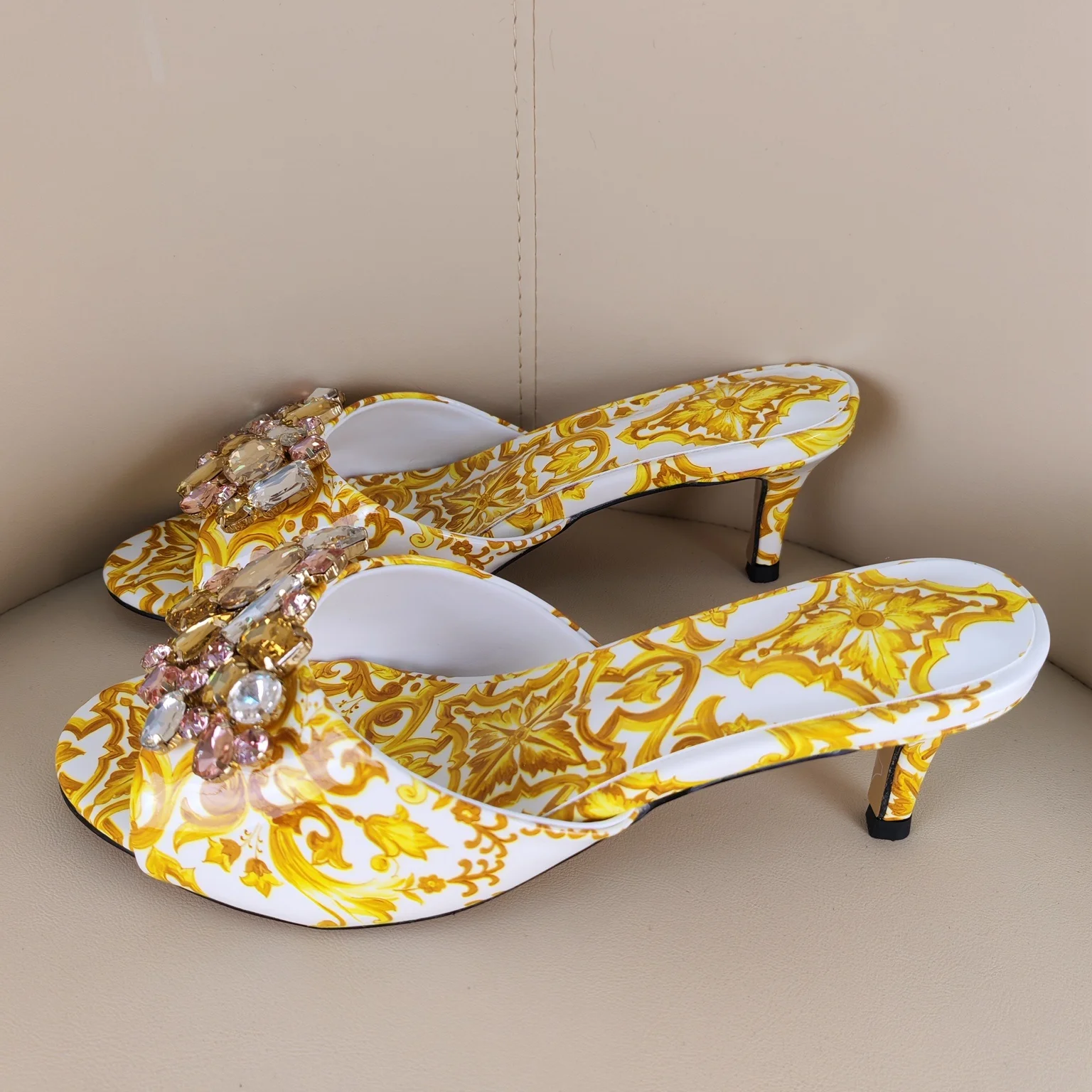 White Golden Crystal Rhinestone Women Mules Open Toe Slip‑On Thin Kitten Heels Pump Female Sandals Elegant Daily Party Slippers
White Golden Crystal Rhinestone Women Mules Open Toe Slip‑On Thin Kitten Heels Pump Female Sandals Elegant Daily Party Slippers