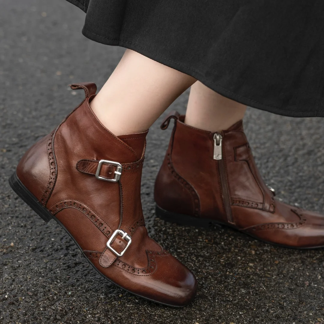 Women's cow leather double metal buckle carving British style square toe gradient color retro side zip flat autumn ankle boots
Women's cow leather double metal buckle carving British style square toe gradient color retro side zip flat autumn ankle boots