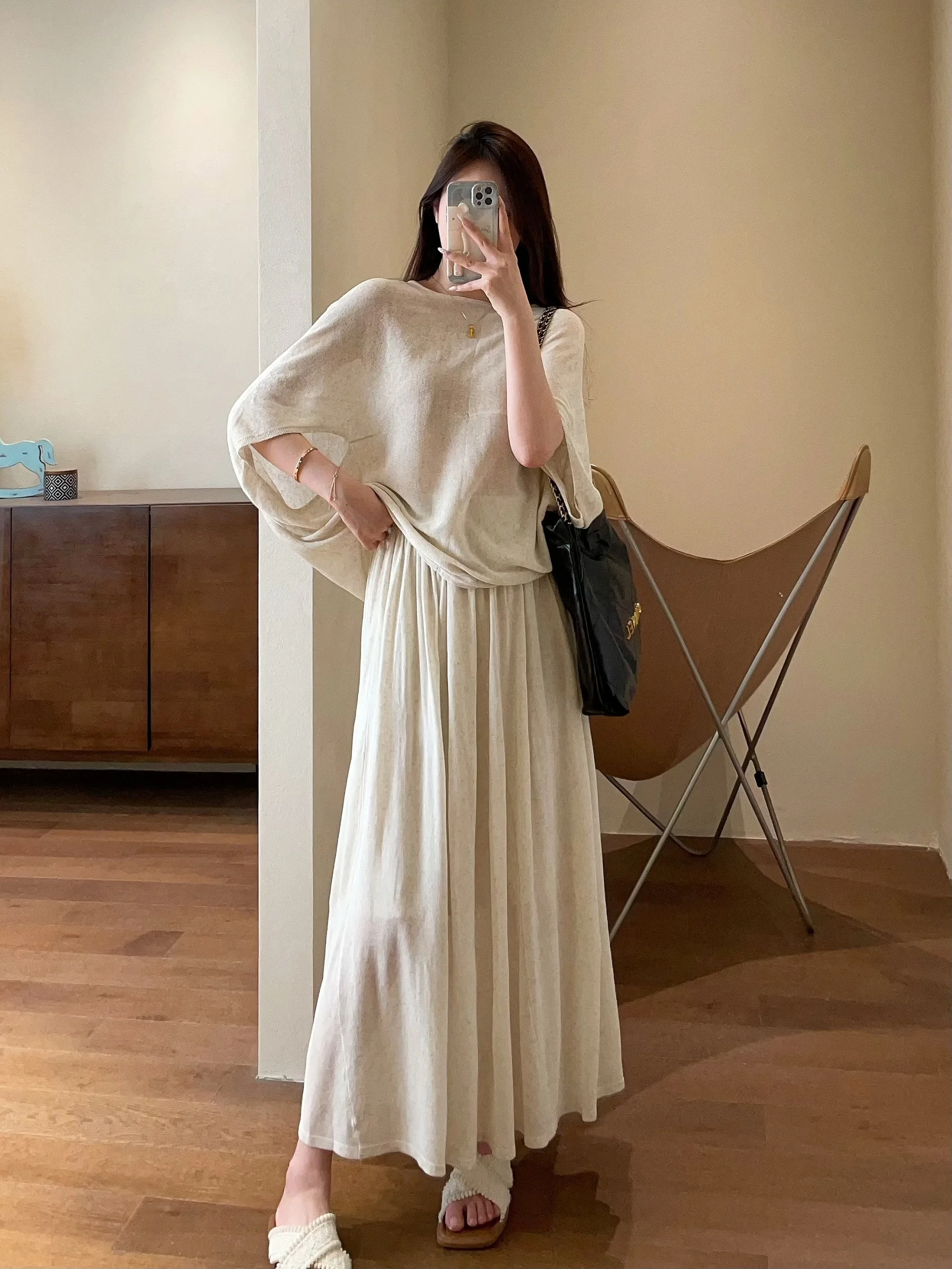 Легкий шелково-льняной комплект WTHEONE: свободный вязаный топ с рукавами «летучая мышь» и юбка А-силуэта. Летний модный женский костюм-двойка.
Легкий шелково-льняной комплект WTHEONE: свободный вязаный топ с рукавами «летучая мышь» и юбка А-силуэта. Летний модный женский костюм-двойка.