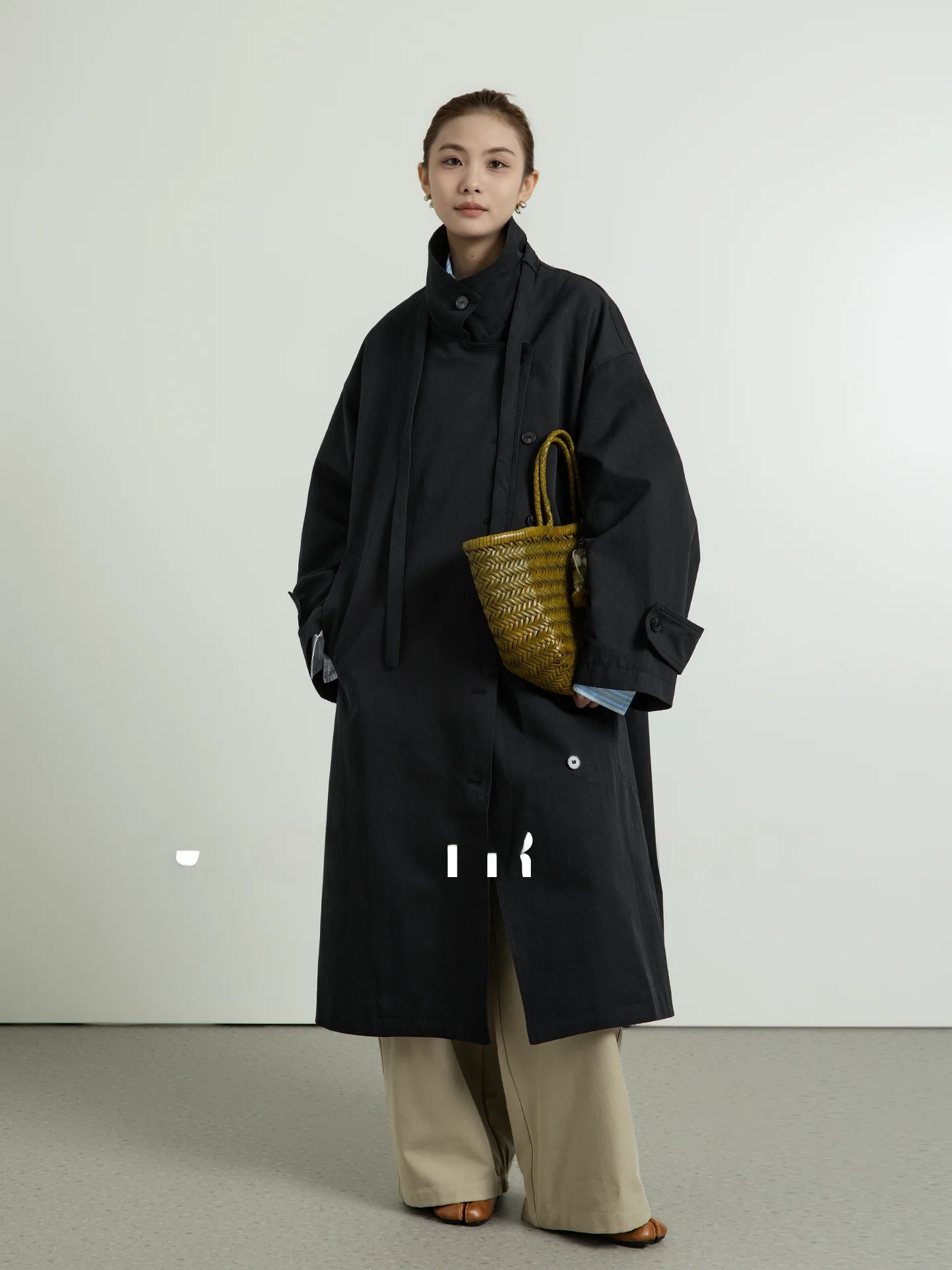 Женское длинное пальто Geometry Unit с поясом, асимметричным воротником на молнии, свободного кроя, ветровка, весенняя мода, матовый стиль
Женское длинное пальто Geometry Unit с поясом, асимметричным воротником на молнии, свободного кроя, ветровка, весенняя мода, матовый стиль