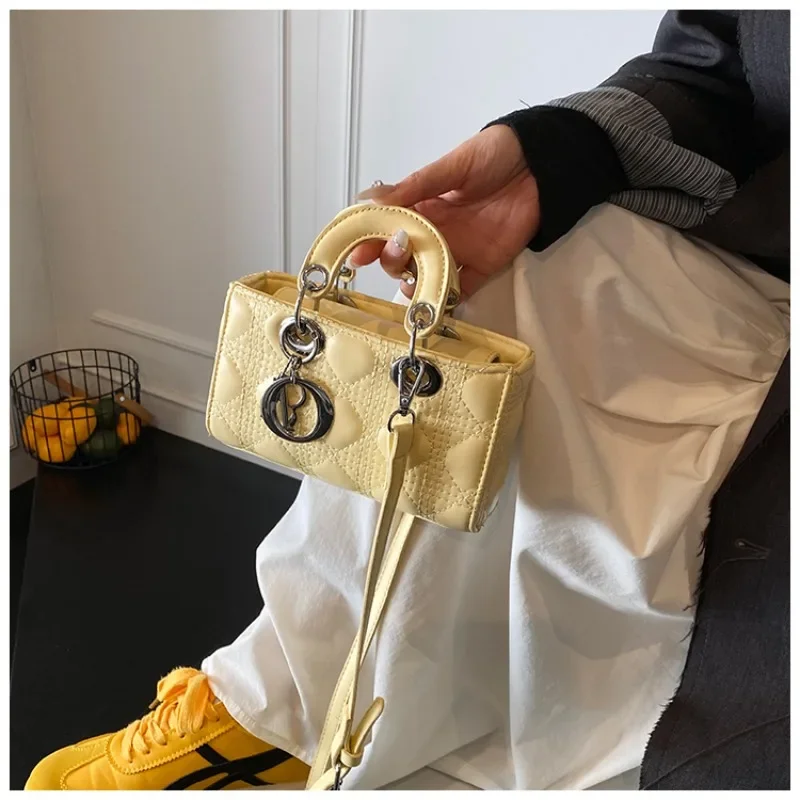 Luxury Minimalist Solid Color Commuter Bag - Stylish Vintage Leather Messenger Purse For Fashionable Women 
Luxury Minimalist Solid Color Commuter Bag - Stylish Vintage Leather Messenger Purse For Fashionable Women