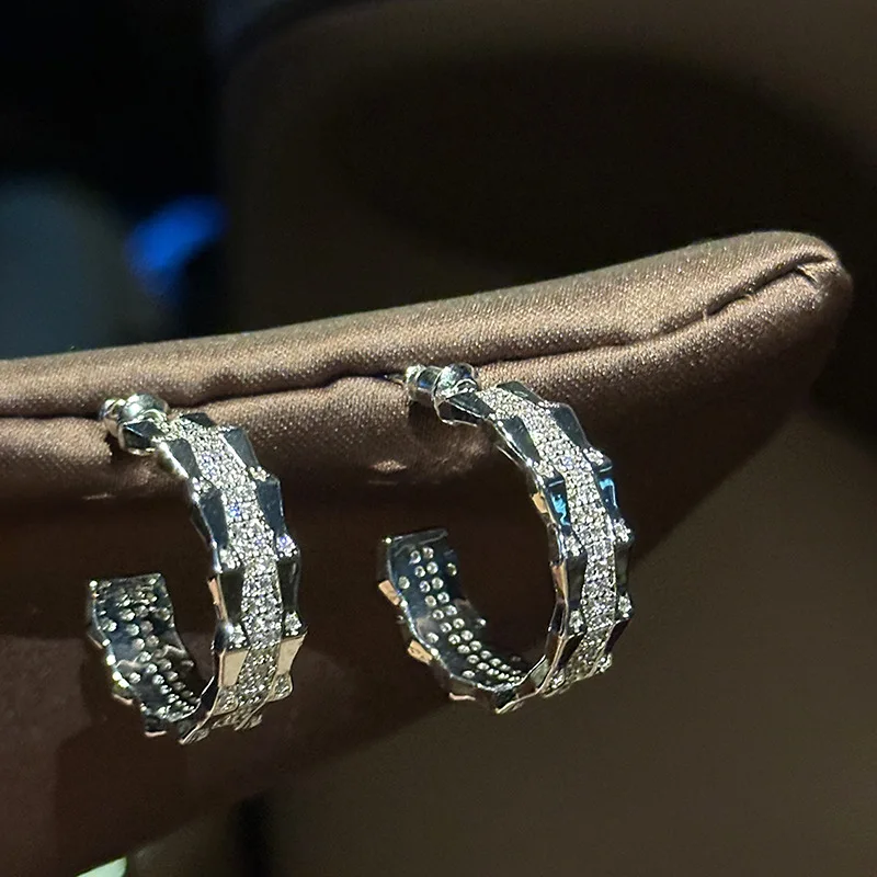 Женские модные серьги-кольца с цепочкой, инкрустированной цирконом
Женские модные серьги-кольца с цепочкой, инкрустированной цирконом