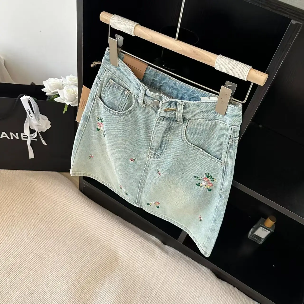 Юбки Kawaii: Розовые, женственные, кружевные, многоярусные, романтичные, нежные, изысканные, детализированные, мягкие, легкие, нарядные, для особых случаев, чистые и элегантные.
Юбки Kawaii: Розовые, женственные, кружевные, многоярусные, романтичные, нежные, изысканные, детализированные, мягкие, легкие, нарядные, для особых случаев, чистые и элегантные.