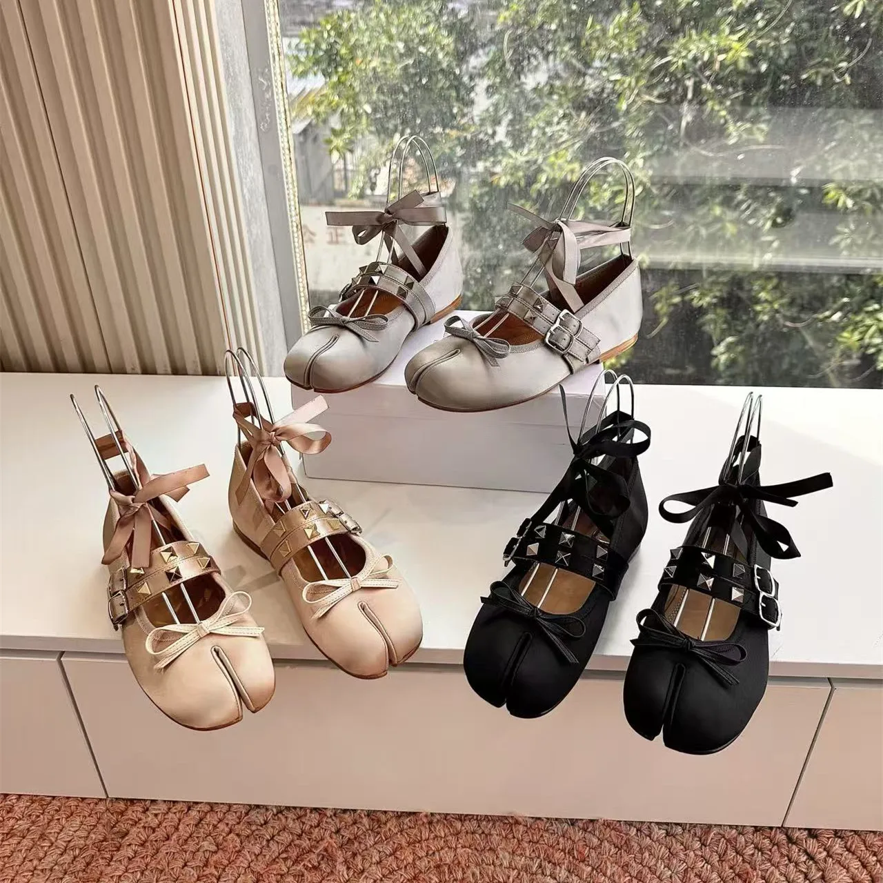 High Quality Designer Split Toe Shoes for Women 2026 Spring and Autumn New Vintage Silk Bow Rivet Ballet Horseshoe Flat Shoes
High Quality Designer Split Toe Shoes for Women 2026 Spring and Autumn New Vintage Silk Bow Rivet Ballet Horseshoe Flat Shoes