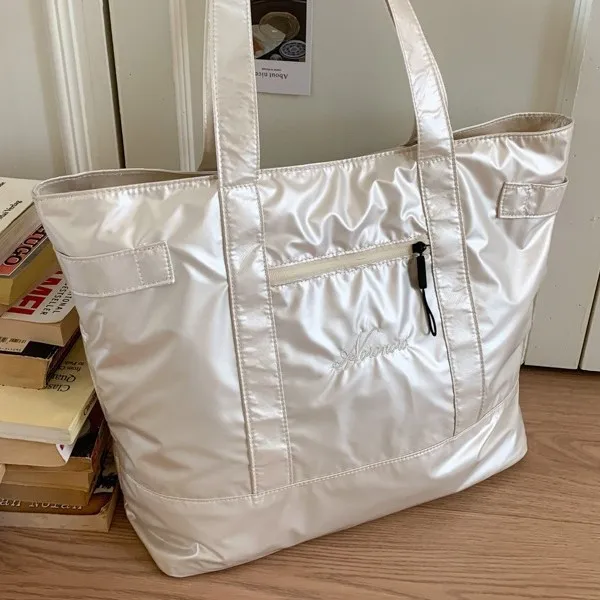 Лето 2025 г., новая большая вместительная простая универсальная сумка на плечо для женщин, модная дизайнерская сумка-тоут для поездок на работу, роскошные сумки высокого качества
Лето 2025 г., новая большая вместительная простая универсальная сумка на плечо для женщин, модная дизайнерская сумка-тоут для поездок на работу, роскошные сумки высокого качества