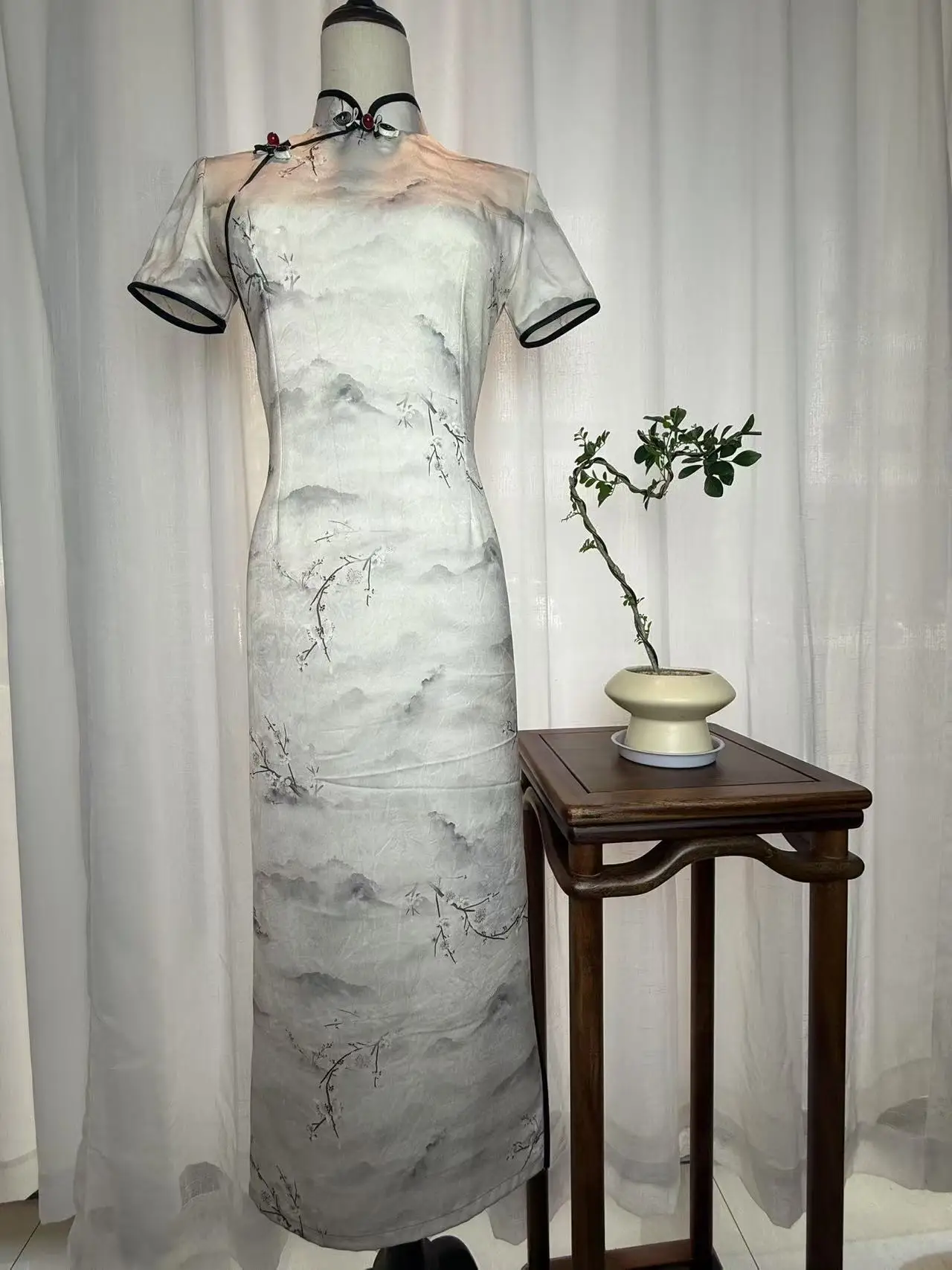 Chinese Traditional Style Dress Women Floral Print Short Sleeve Cheongsam Classic Long High Split Qipao
Chinese Traditional Style Dress Women Floral Print Short Sleeve Cheongsam Classic Long High Split Qipao