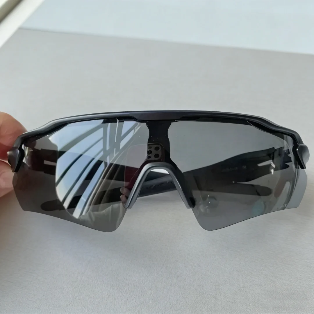 Солнцезащитные очки класса люкс oo9208 с поляризацией, для велоспорта MTB, унисекс, для активного отдыха, антибликовые, с легкой оправой TR-90
Солнцезащитные очки класса люкс oo9208 с поляризацией, для велоспорта MTB, унисекс, для активного отдыха, антибликовые, с легкой оправой TR-90