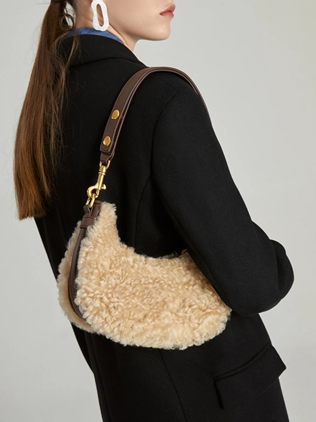 Luxury Lamb Fur Saddle Bag Women's Plu Underarm Single oulder Crossbody Tote Bag Winter Sli Casual Zipper Closure
Luxury Lamb Fur Saddle Bag Women's Plu Underarm Single oulder Crossbody Tote Bag Winter Sli Casual Zipper Closure