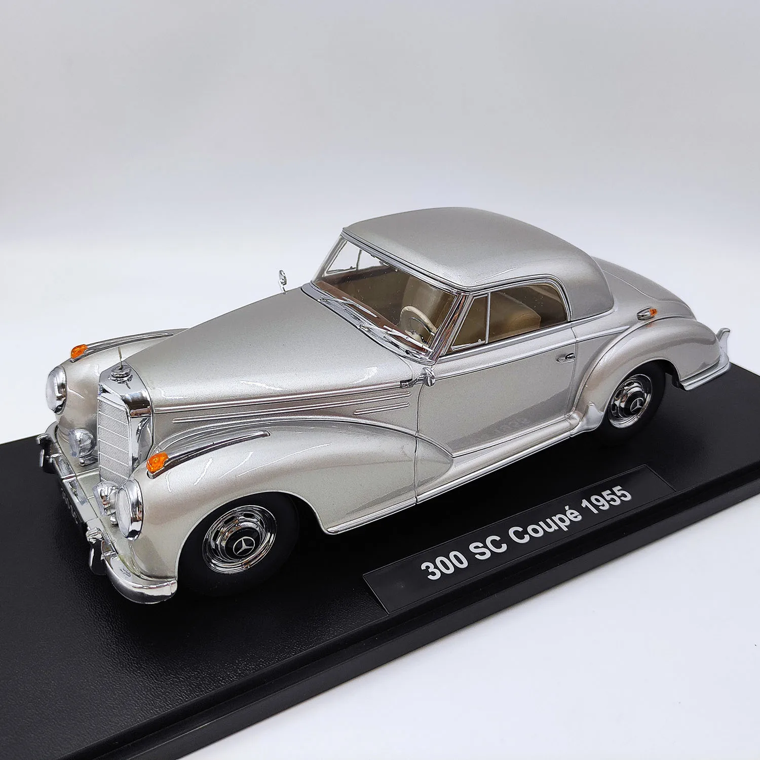 Diecast KK 1/18 Scale 300 SC Coupe 1955 Hardtop Vintage Alloy Car Model Ornament Silver Collectible Toy Gift Souvenir Display
Diecast KK 1/18 Scale 300 SC Coupe 1955 Hardtop Vintage Alloy Car Model Ornament Silver Collectible Toy Gift Souvenir Display