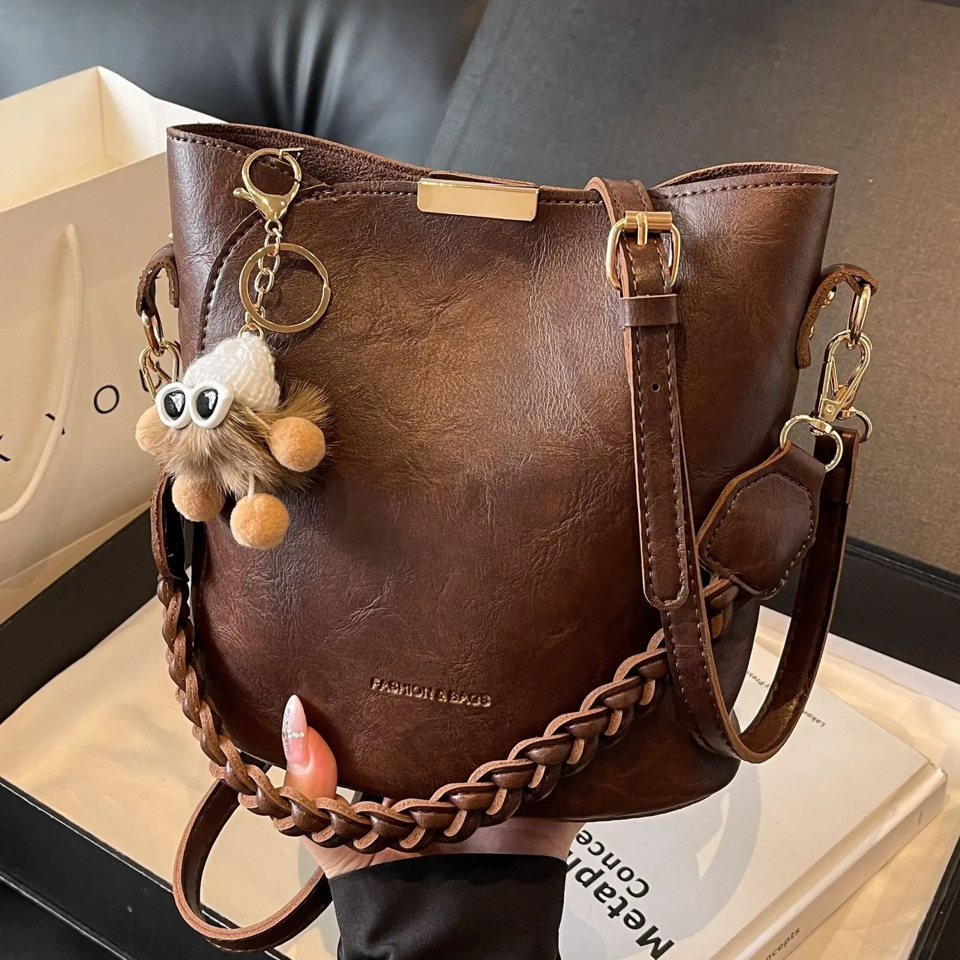 Women's Retro Bucket Shoulder Bag - Large Capacity Crossbody Purse with Underarm Strap, Fashionable Commuter Sling & Handheld
Women's Retro Bucket Shoulder Bag - Large Capacity Crossbody Purse with Underarm Strap, Fashionable Commuter Sling & Handheld