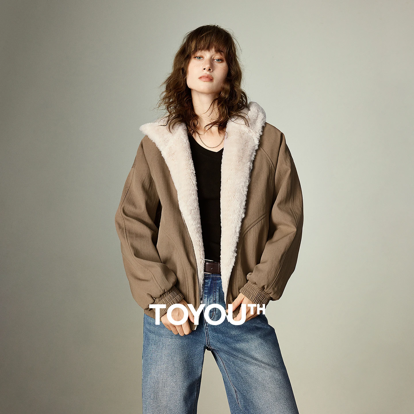 TOYOUTH женская куртка 2025, новинка зимы, хлопковое пальто в стиле сарая, верхняя одежда, лоскутная плюшевая теплая куртка с капюшоном на хлопковой подкладке
TOYOUTH женская куртка 2025, новинка зимы, хлопковое пальто в стиле сарая, верхняя одежда, лоскутная плюшевая теплая куртка с капюшоном на хлопковой подкладке