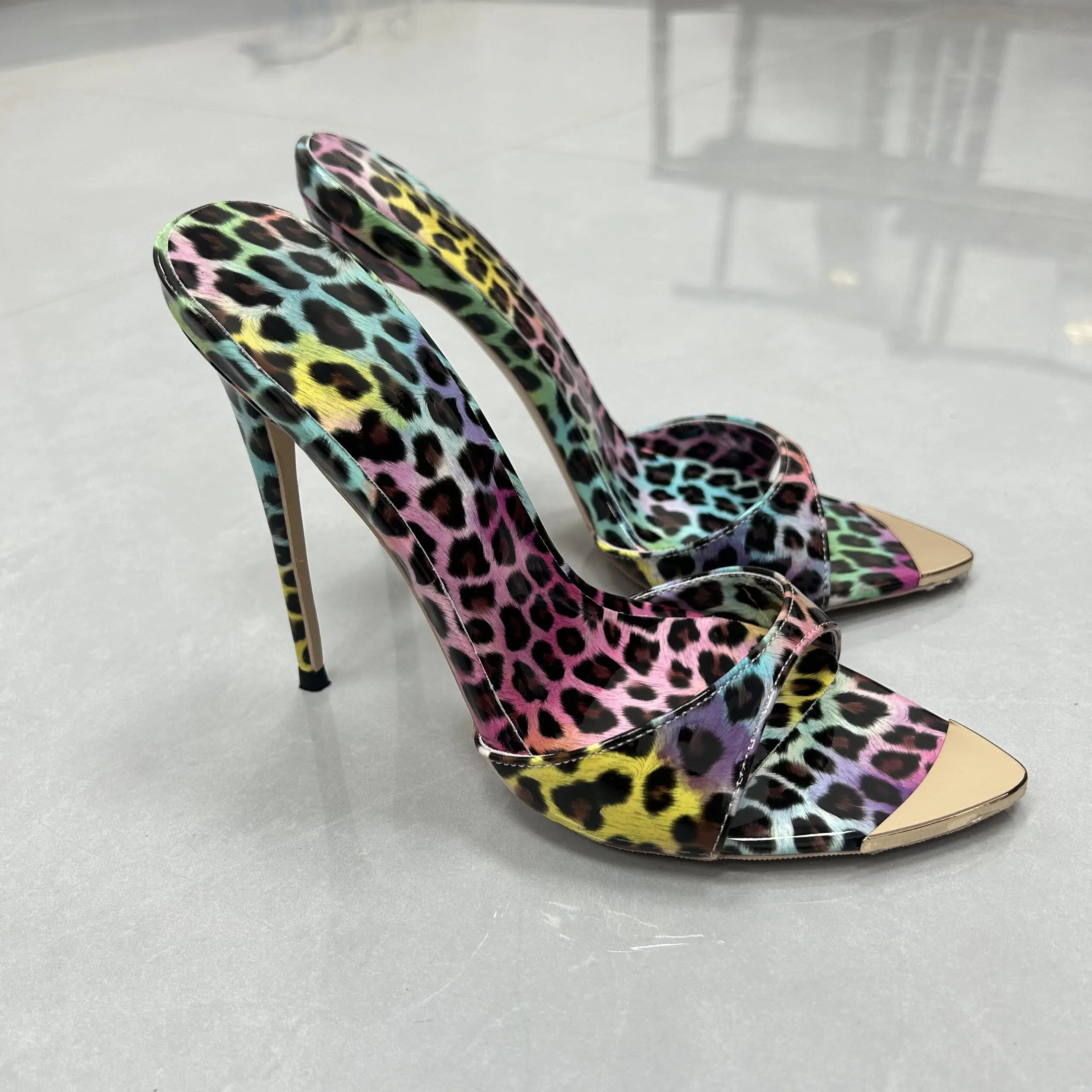 New leopard print high-heeled shoes with slim heels and a straight drag, sexy slippers for European and American nightclubs
New leopard print high-heeled shoes with slim heels and a straight drag, sexy slippers for European and American nightclubs