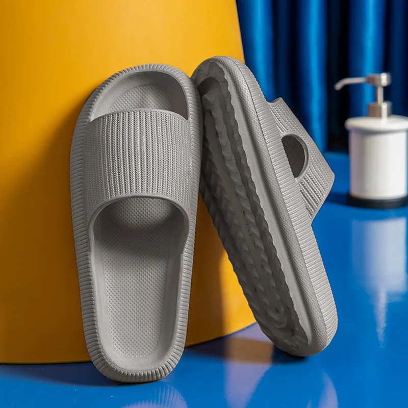 Модные тапочки Step on the Sense of Shit, летняя домашняя одежда, нескользящая обувь на мягкой подошве, простые мужские тапочки из Евы, оптовая продажа
Модные тапочки Step on the Sense of Shit, летняя домашняя одежда, нескользящая обувь на мягкой подошве, простые мужские тапочки из Евы, оптовая продажа